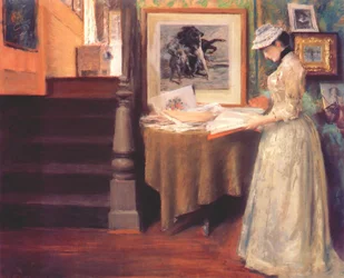 Interior, joven mujer en una mesa